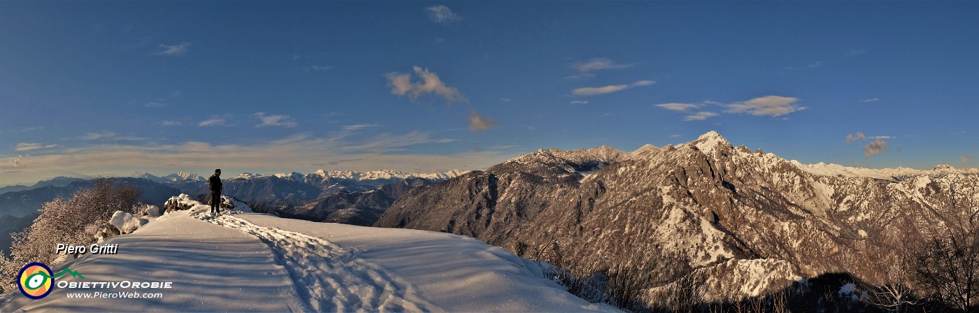 41 Ampia vista panoramica dal lontano Resegone a sx al vicino dirimpettaio Alben a sx.jpg